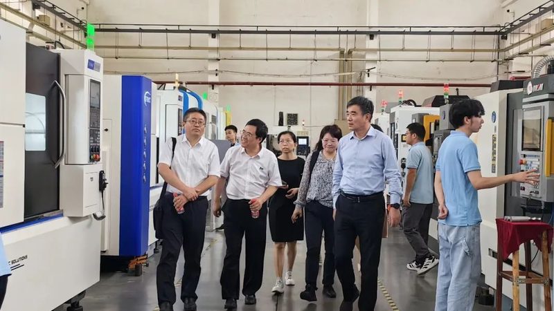 阻燃矿用传送带：安全高效矿场运输的保障**